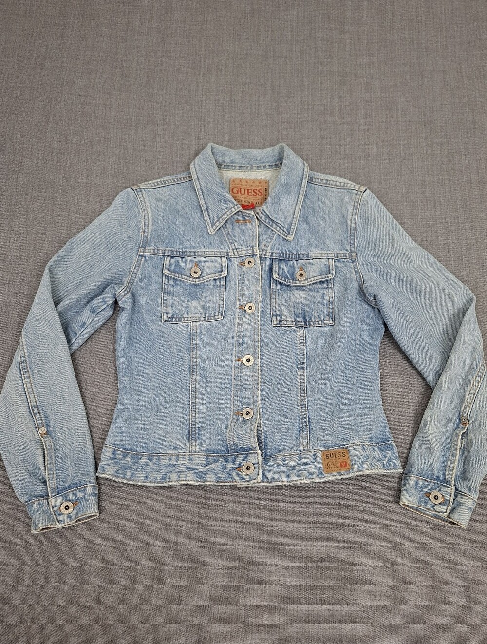 Guess 100% Cotton Light Wash Classic Denim Button Down Jean Jacket. Medium